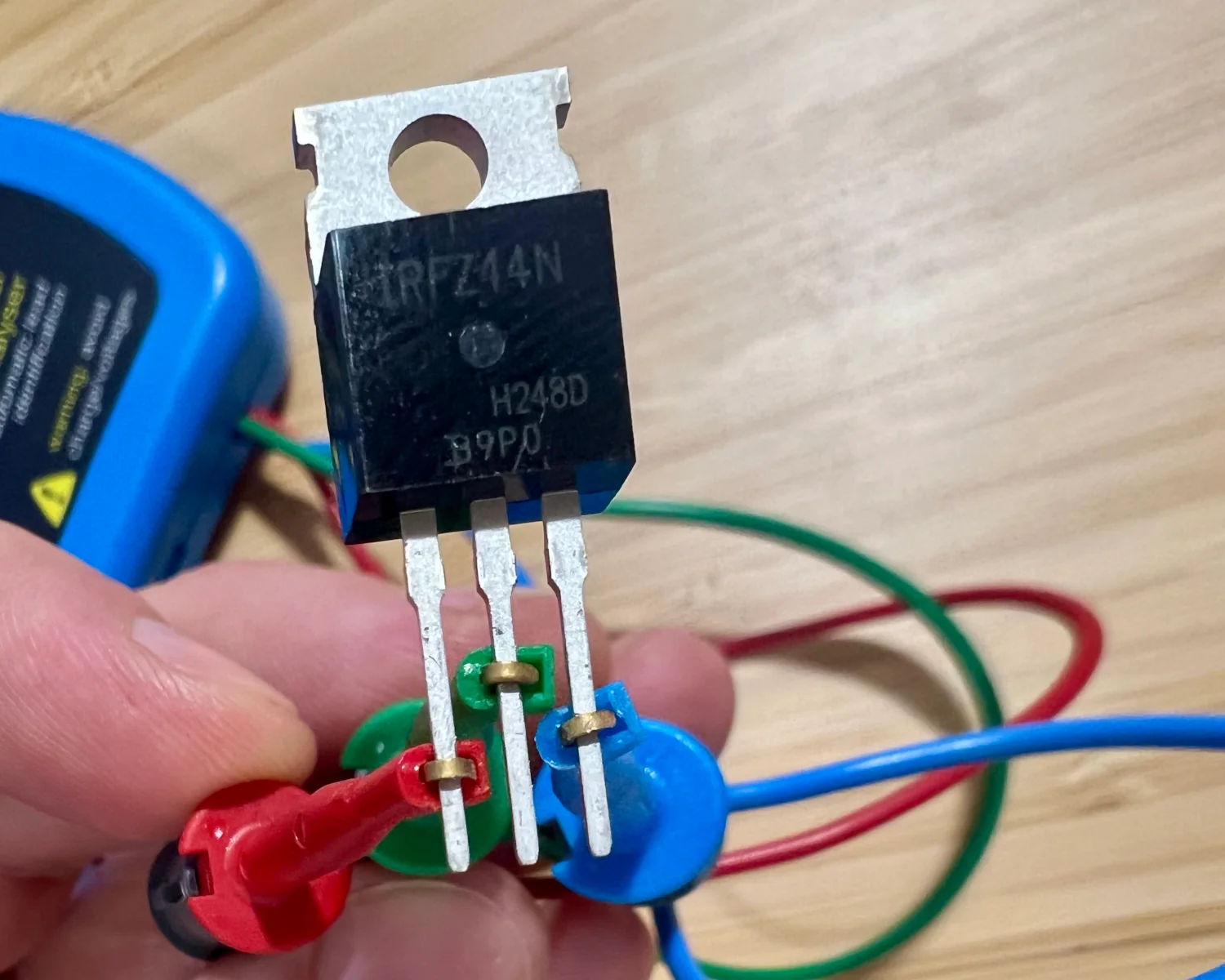 An IRFZ44N connected to a Peak Atlas DCA55.