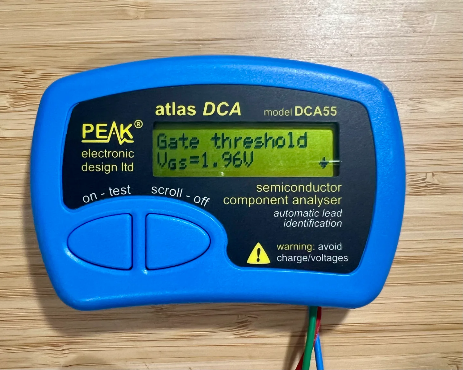 A Peak Atlas DCA55 showing a threshold voltage of 1.96 v.